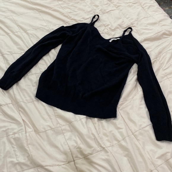 Black sweater - Picture 1 of 3